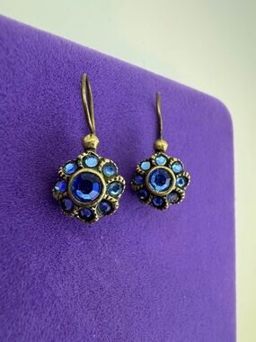 💛 Vintage Antiqued Gold Wash Blue Crystal Flower Earrings